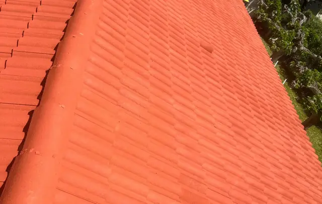 La même toiture en tuiles après rénovation