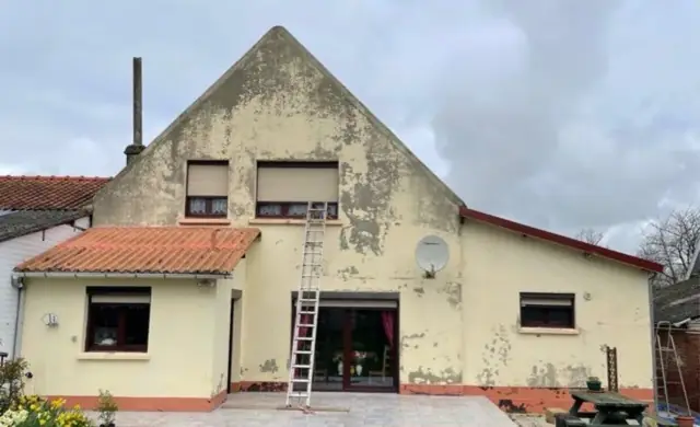 Façade défraîchie avant peinture