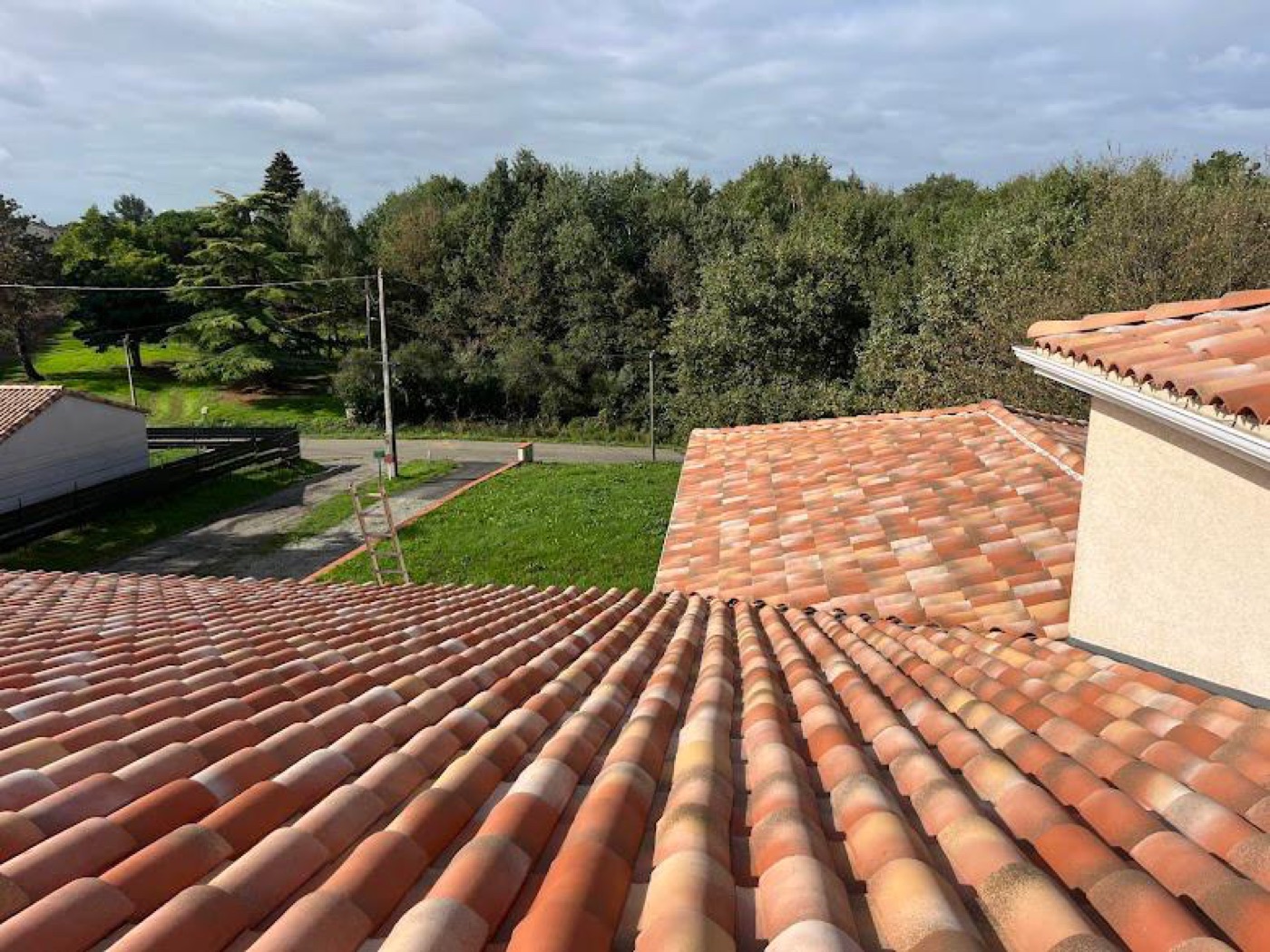 Gouttière et toiture en tuiles neuves aux Pujols, Ariège