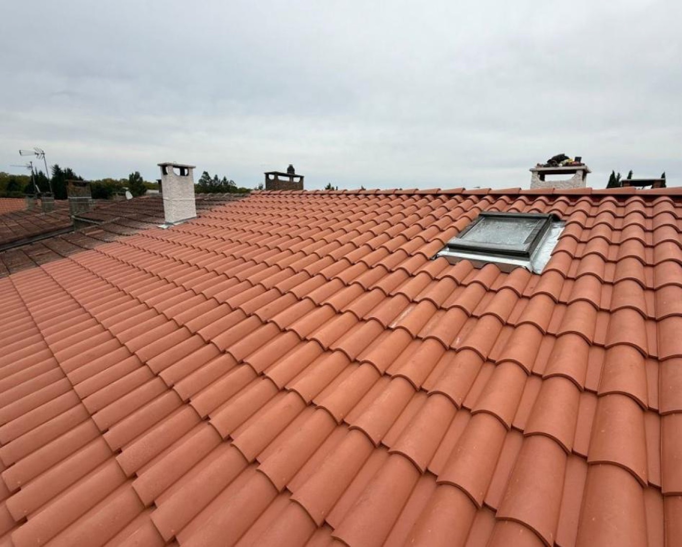 Toiture en tuiles neuves avec pose de fenêtre de toit Velux à Tarascon