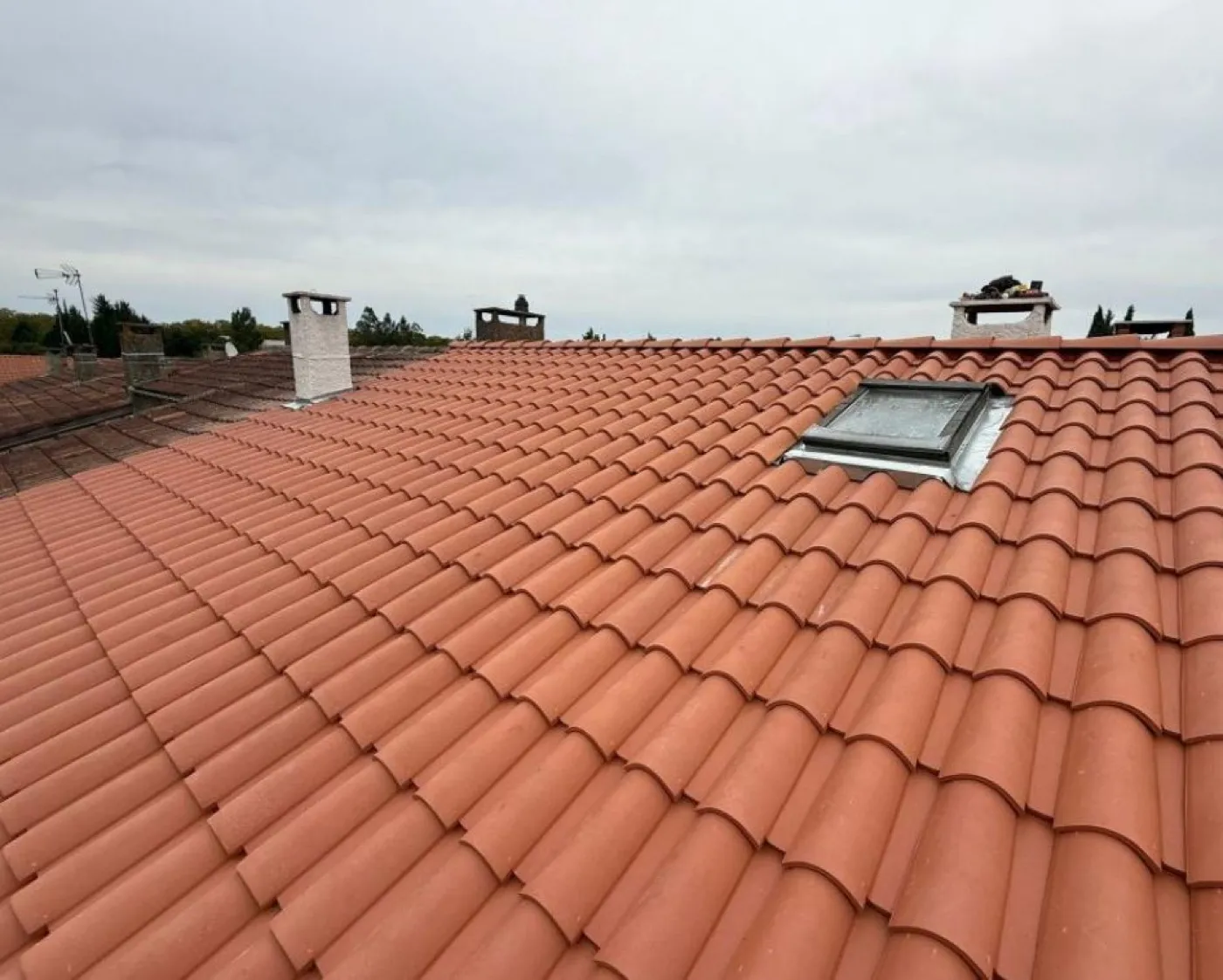 Toiture en tuiles neuves avec pose de fenêtre de toit Velux à Tarascon