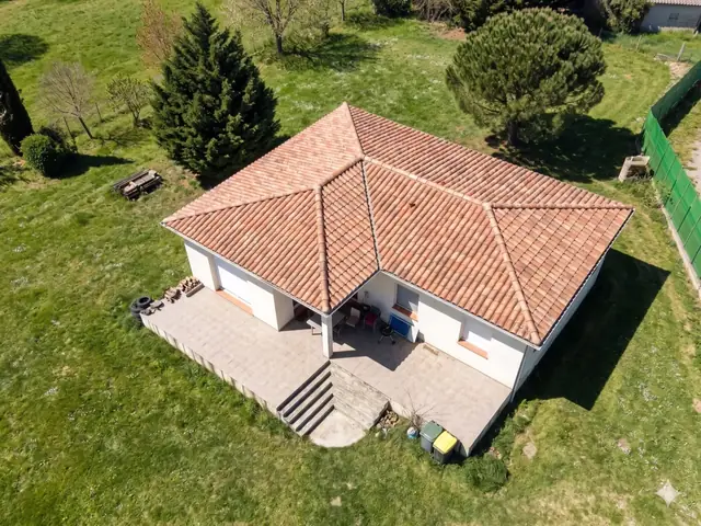 Toiture en tuiles rénovée, vue aérienne d'une maison à Pamiers
