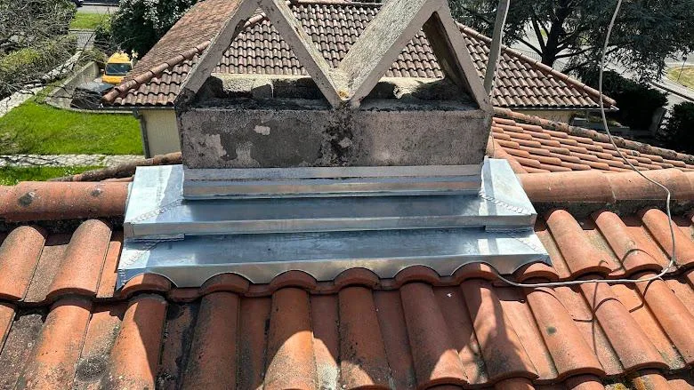 Solin et habillage zinc neufs au pied d'une souche de cheminée à La Tour-du-Crieu, Ariège