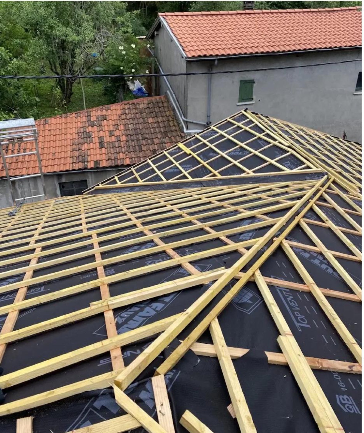 Ouvrage de zinguerie sur une toiture surplombant Tarascon-sur-Ariège