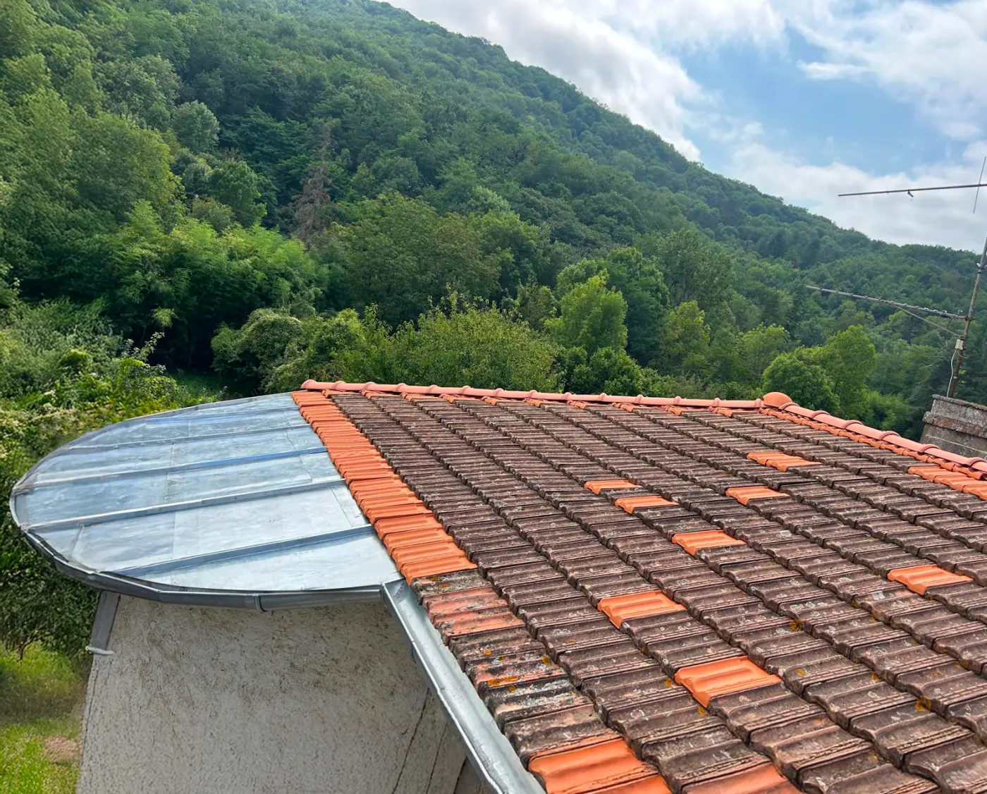 Habillage zinc d'une croupe de toiture arrondie et gouttière zinc à Dalou, Ariège